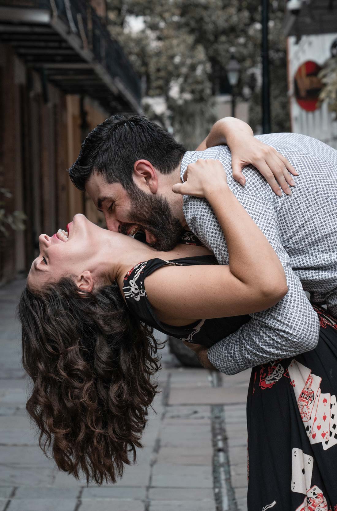 Man dipping woman and kissing her in a New Orleans French Quarter alleyway