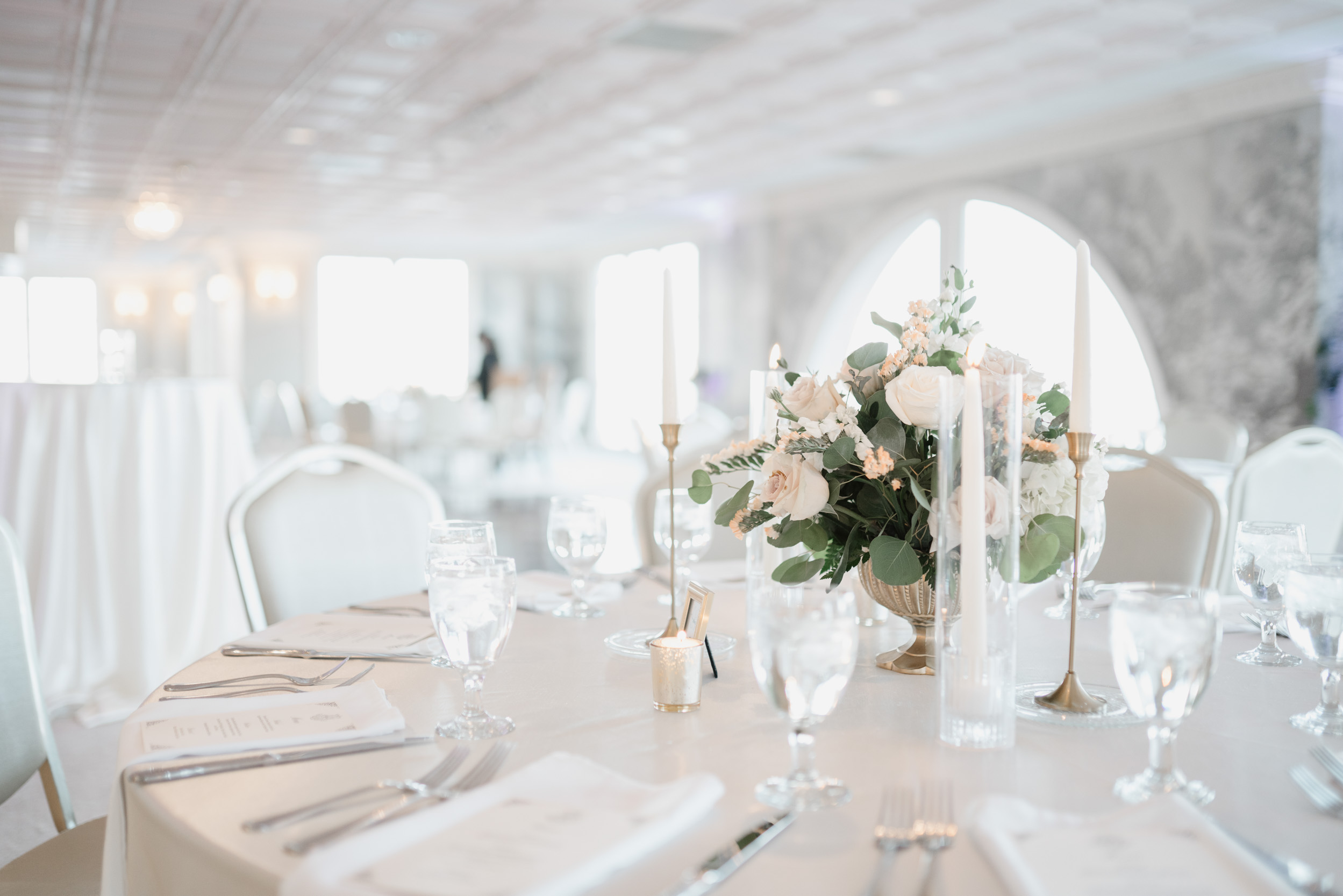 wedding table decor with flowers at the Riverview Room in New Orleans