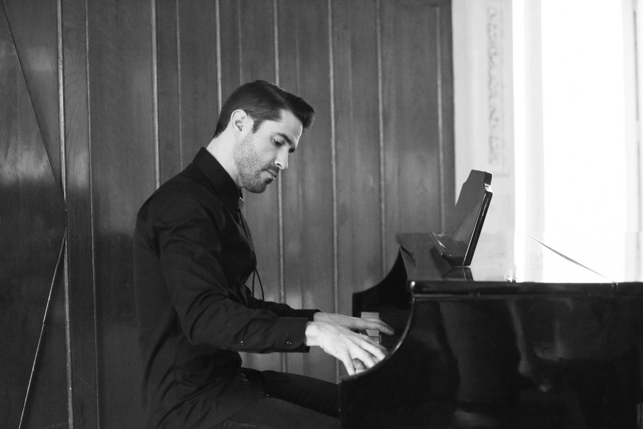 Ryan H Gray with Shades of Gray Photography playing piano in a bar in Mexico City